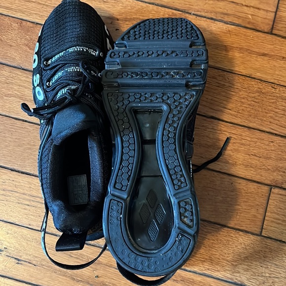 Just so so sneakers - Picture 3 of 3